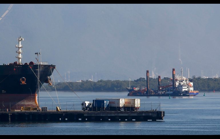La Asociación Brasileña de Comercio Exterior estimó que a causa de la paralización dejaron de exportarse productos por mil millones de dólares. Vehículos estacionados en el puerto Santos.