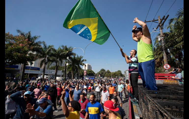 Camioneros en un bloqueo en Sao Paulo. El presidente Michel Temer anunció que subsidiará un recorte del 10% en el precio del diésel por 60 días, junto a otras medidas que parecían convencer a algunos sindicatos. Pero eso no bastó para acabar con el movimiento.