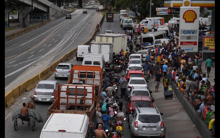 En las pocas gasolineras donde llegaba combustible se vieron kilométricas colas, como en ésta de Río de Janeiro.
