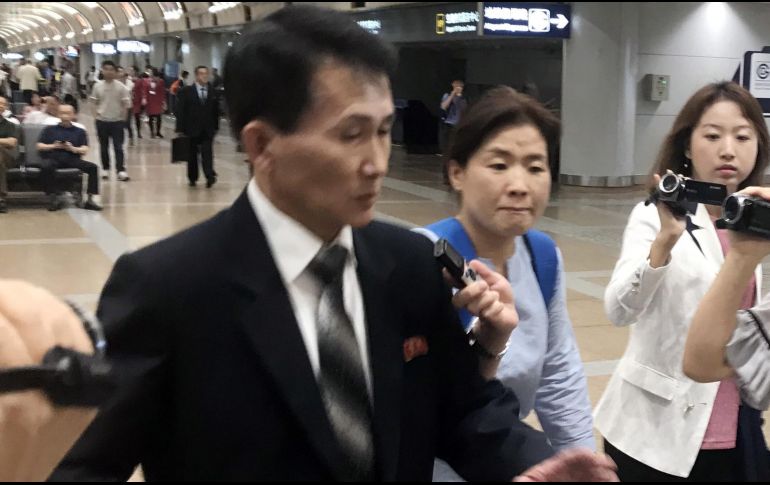 El director general del Ministerio de Relaciones Exteriores de Corea del Norte para asuntos de América del Norte, Choe Kang-il, recorre el aeropuerto internacional de Pekín. EFE/YONHAP