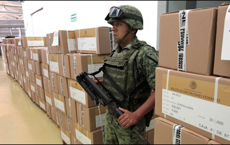 El INE asegura que el error no hay riesgo de que los votos se pierdan, pues al llegar al aeropuerto todas las boletas se concentran para ser trasladadas por personal del ejército. EFE/M. Guzmán