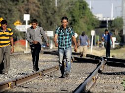 A pesar de las altas temperaturas, los migrantes no cesan en su intención de cruzar la frontera. AFP / ARCHIVO