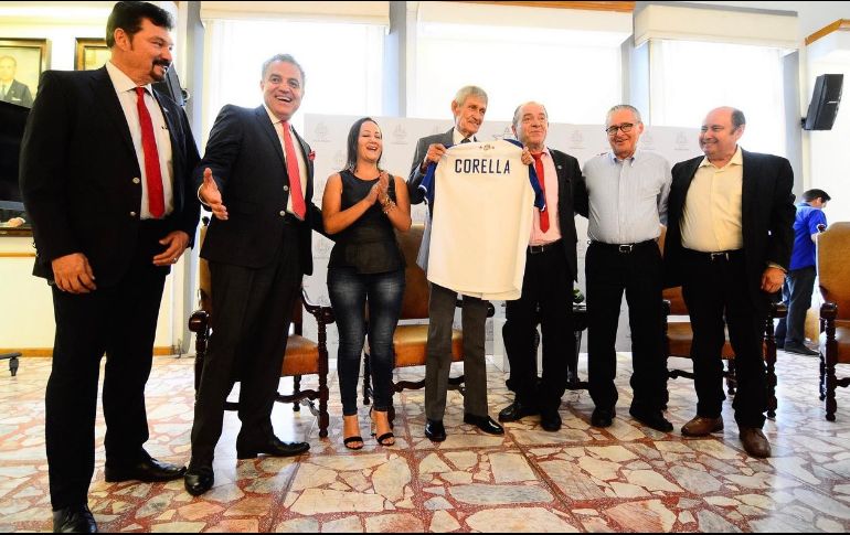Acompañado de las regidoras Livier Martínez y Marcela Gómez, el presidente municipal, Enrique Ibarra Pedroza, subrayó que Corella dejó un legado inalcanzable. TWITTER/@GuadalajaraGob