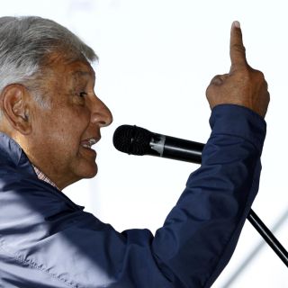 López Obrador pide a Larrea no asustar a nadie