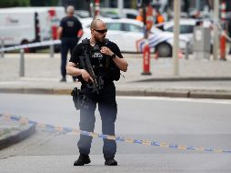 Agentes de policía belga patrullan en el lugar de un tiroteo en Lieja. EFE/J. Warnand