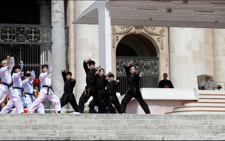 Atletas procedentes de ambos países asiáticos se exhibieron juntos en la Plaza de San Pedro bajo las notas del Ave María de Schubert. AP/G. Borgia