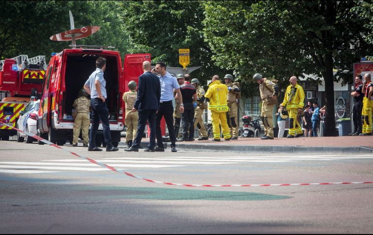 Artificieros permanecen en el lugar de un tiroteo en Lieja. EFE/M. Tonenau