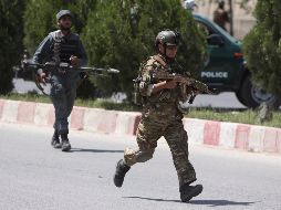 Fuerzas de seguridad toman posiciones en las cercanías del lugar afectado. AP/R. Gul