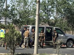 La policía afgana inspecciona un vehículo usado por los insurgentes durante el ataque al Ministerio de Interior en Kabul. EFE/J. Jalali