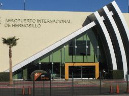 Personal de seguridad del aeropuerto informó a la Policía Federal quienes realizaron una revisión al pasajero sin que se le detectara nada. ESPECIAL / aeropuertosgap.com.mx