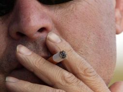 Tener el hábito de fumar es uno de los factores que propician infarto agudo al miocardio en adultos mayores e incluso personas más jóvenes. AP / ARCHIVO