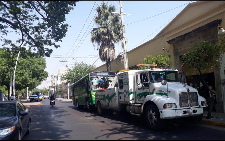 Una grúa retira un camión de la ruta 626. EL INFORMADOR