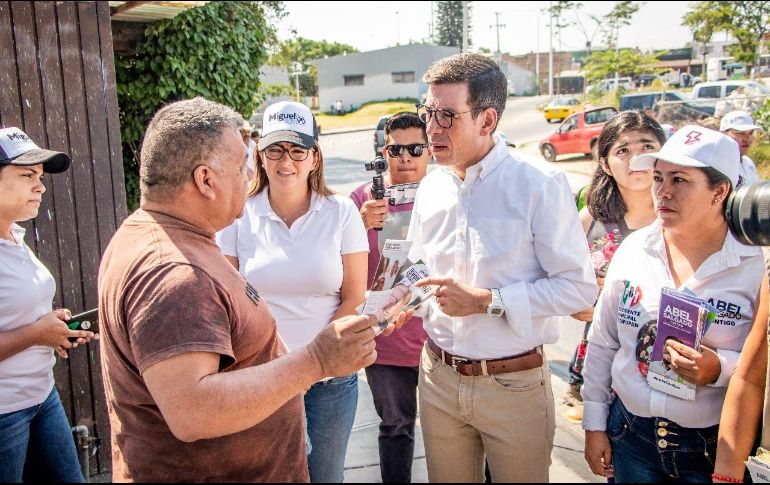 El candidato también acudió a las colonias La Martinica, Lomas de la Primavera y Las Brisas, donde escuchó las necesidades de los vecinos. FACEBOOK / Miguel Castro Reynoso