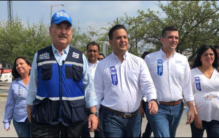 Zepeda (centro) expresó su opinión con respecto a Margarita Zavala durante una gira en Nuevo León. TWITTER / @damianzepeda