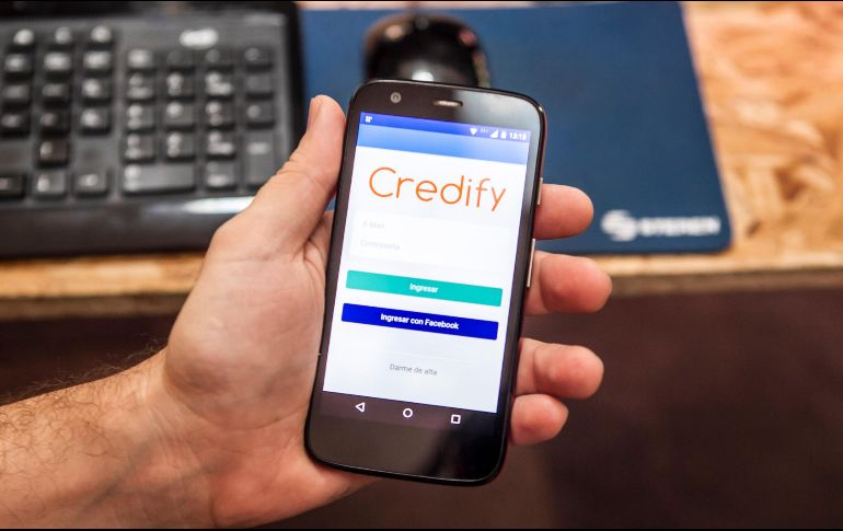Los usuarios de empresas tecnológicas pueden acceder desde un teléfono o una computadora. EL INFORMADOR/Archivo