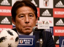 El seleccionador nipón Akira Nishino responde a las preguntas de la prensa durante la presentación. AFP/T. Kitamura