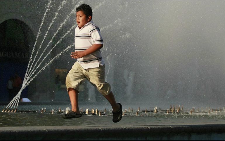 Recomiendan el uso de bloqueador y mantener una hidratación adecuada para enfrentar las altas temperaturas. EL INFORMADOR/ARCHIVO