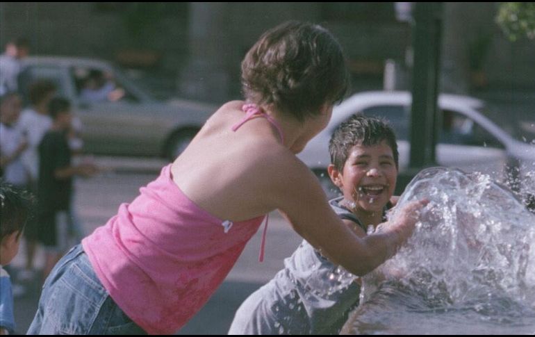 El instituto recomienda evitar que los niños permanezcan por tiempo prolongado en vehículos,  lugares cerrados y mantenerlos con una hidratación abundante. EL INFORMADOR / ARCHIVO