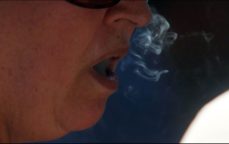 Dejar de fumar reduce hasta en un 40% las posibilidades de morir o sufrir algún riesgo cardiovascular. EL INFORMADOR/ ARCHIVO