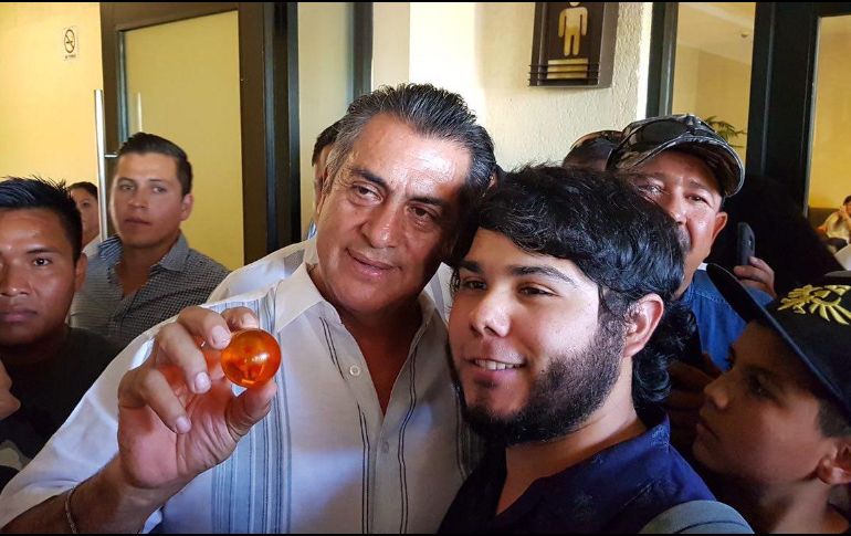 En su cuenta de Twitter, ''El Bronco'' subió una fotografía junto a un fanático de la serie de anime y se le ve cargando la esfera de cuatro estrellas. TWITTER / @JaimeRdzNL