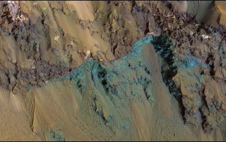 La NASA destacó que el cráter de impacto tiene una serie de características físicas como barrancos activos. ESPECIAL / www.nasa.gov