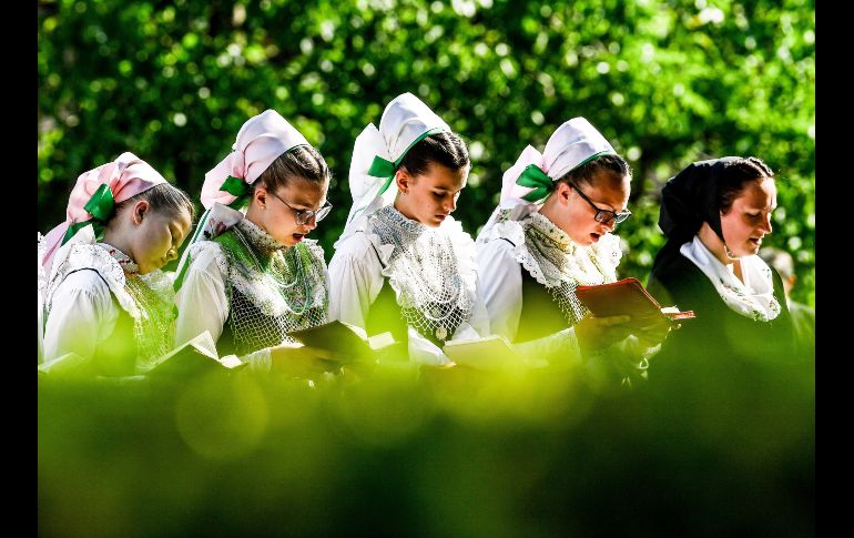 Católicas sorbias participan en la tradicional procesión de Corpus Christi en Crostwitz, Alemania. EFE/F. Singer