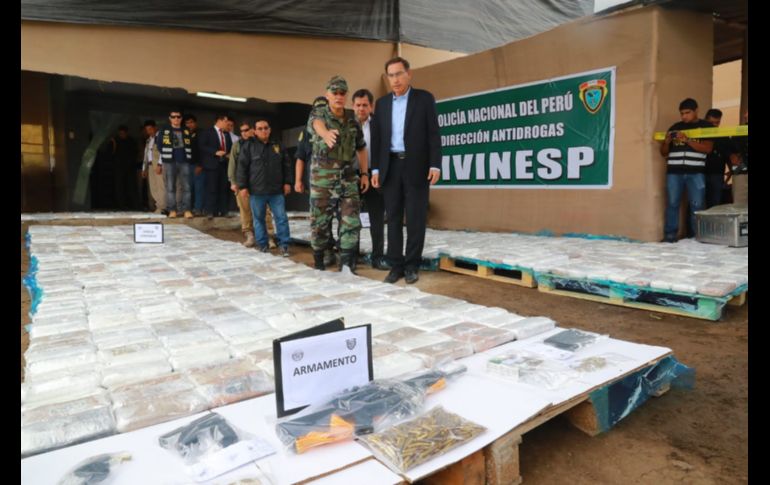 La policía peruana anunció el miércoles que incautó mil 150 kilos de cocaína que iba a ser enviada a España. El presidente del Perú, Martín Vizcarra (d), participó en la presentación del decomiso. ESPECIAL/Ministerio del Interior del Perú