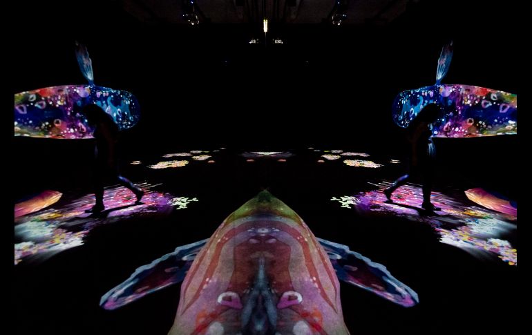 Una visitante juega durante la exposición interactiva 