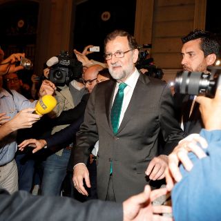 Rajoy se reúne con colaboradores mientras Congreso debate censura