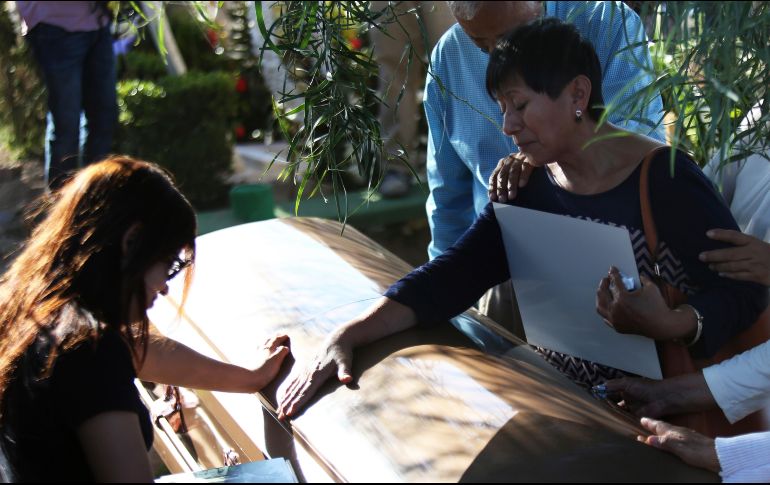 Con porras a Héctor, a los periodistas y con aplausos se despidieron de él sus seres queridos. AP / M. Ugarte
