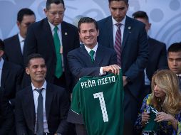 Peña Nieto y su esposa recibieron una playera del Tri. MEXSPORT / J. Ramírez