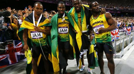 El error de Carter (en el extremo derecho) priva a Bolt (a su lado) de la perfección olímpica. EFE/Archivo