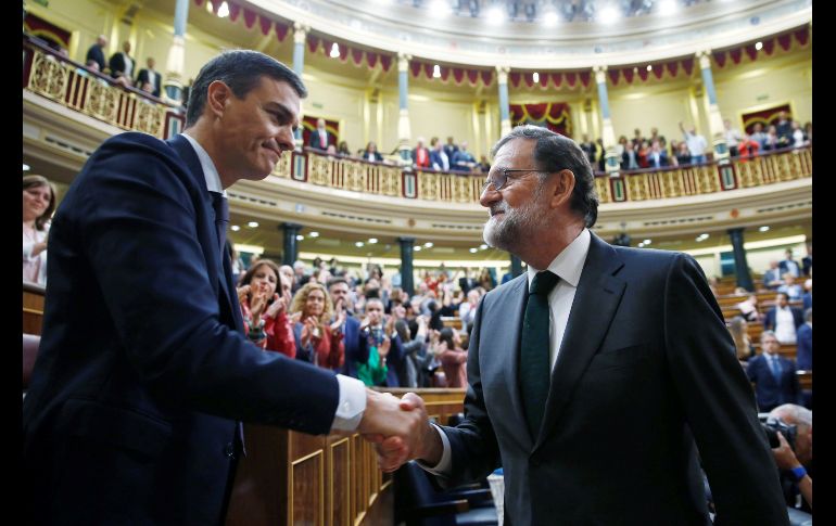 El presidente saliente del Gobierno español, Mariano Rajoy, felicita al recién investido presidente el socialista Pedro Sánchez, tras la segunda jornada de la moción de censura presentada por el PSOE en Madrid. EFE/D. Crespo