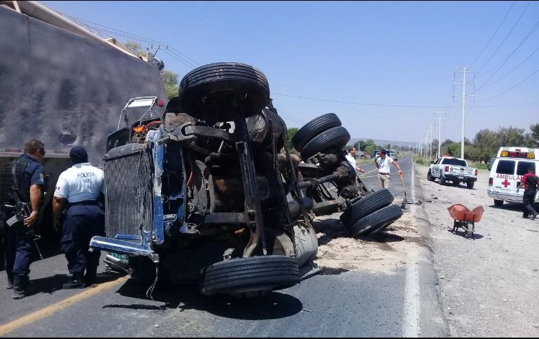 Autoridades informaron que la circulación fue cerrada de manera parcial en el sentido Jalos – Valle. ESPECIAL/ Protección Civil y Bomberos Jalisco
