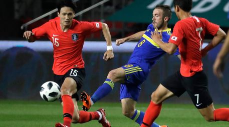 Edin Visca (C) anotó los tres goles de Bosnia. AP/L. JIn-man