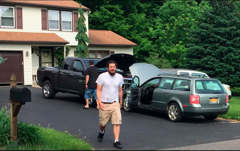 Michael Rotondo se ve afuera de la casa de sus padres en Camillus, Nueva York. Aunque había dejado el hogar a los 20 años, volvió tras quedar desempleado hace 8 años. AP/The Post-Standard/. D.  Dowty