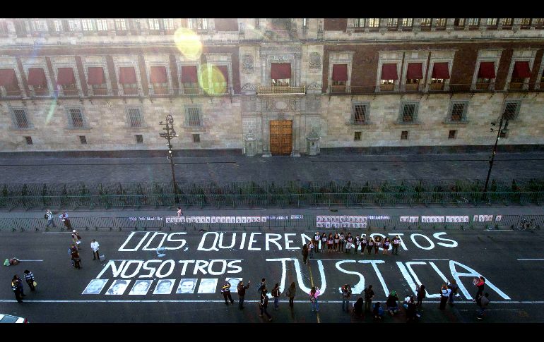 Comunicadores protestan por el asesinato de periodistas en México, frente a Palacio Nacional, en Ciudad de México. EFE/F. Luna