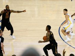 James hizo varios ademanes a Smith que éste malinterpretó y cambió el destino del juego del jueves. AFP/L. Cunningham