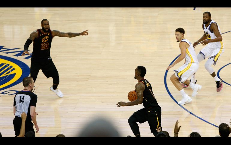 James hizo varios ademanes a Smith que éste malinterpretó y cambió el destino del juego del jueves. AFP/L. Cunningham