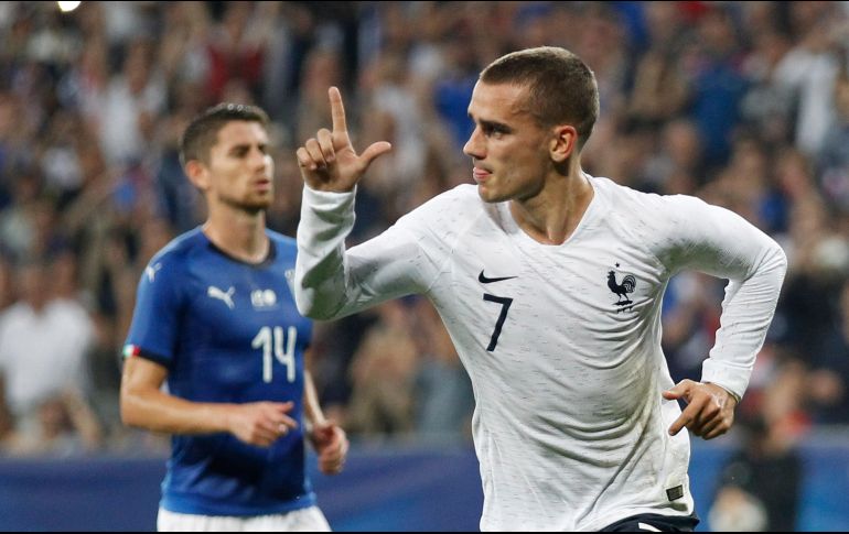 Griezmann (D) celebra tras anotar un penalti en el amistoso Francia-Italia disputado ayer viernes. AP/C. Paris