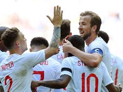 Kane (D) tras anotar el segundo gol de Inglaterra. EFE/F. Arrizabalaga
