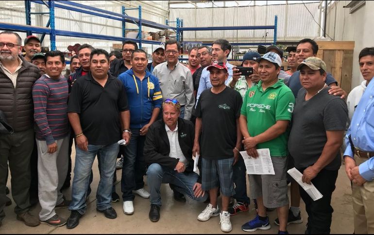 Campa Cifrián recorrió las granjas Hendriks Greenhouses y Sheridan Nurseries. TWITTER / @STPS_mx