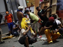 En la ciudad se escuchan detonaciones de morteros artesanales, disparos y hay gases lacrimógenos, constató el equipo de Afp. EFE / B. Velasco