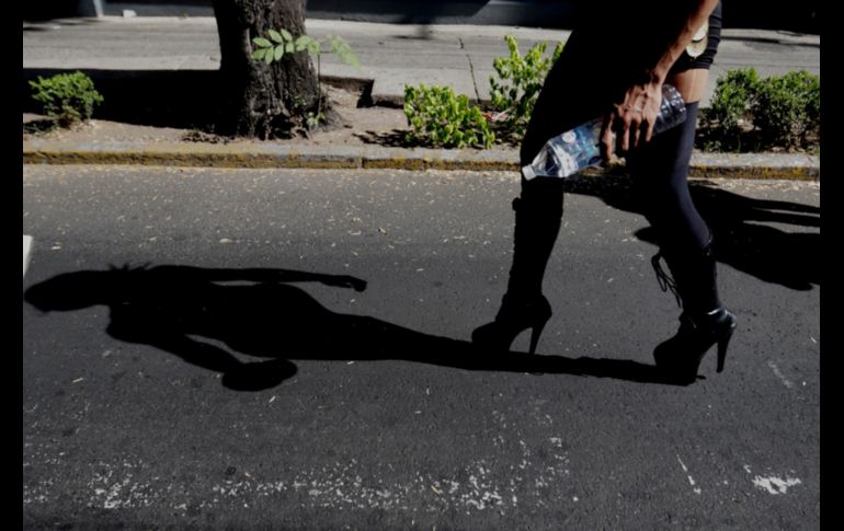 Las personas acuden a la manifestación para mostrar  su orgullo #LGBTTTI y exigir sus derechos, así como festejar quiénes son. EL INFORMADOR / F. Atilano