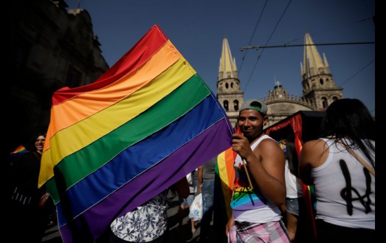 Las personas acuden a la manifestación para mostrar  su orgullo #LGBTTTI y exigir sus derechos, así como festejar quiénes son. EL INFORMADOR / F. Atilano