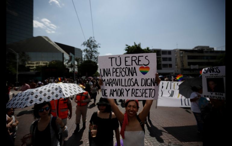 Las personas acuden a la manifestación para mostrar  su orgullo #LGBTTTI y exigir sus derechos, así como festejar quiénes son. EL INFORMADOR / F. Atilano