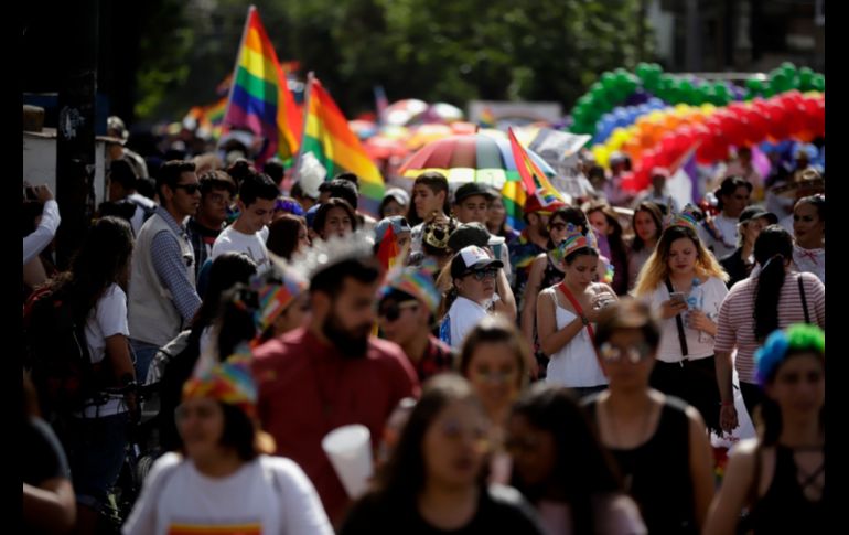 Las personas acuden a la manifestación para mostrar  su orgullo #LGBTTTI y exigir sus derechos, así como festejar quiénes son. EL INFORMADOR / F. Atilano