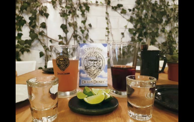 Bebidas. El recinto cuenta con una oferta de cervezas asrtesandales y 30 cocteles de mezcal. EL INFORMADOR / R. Romero