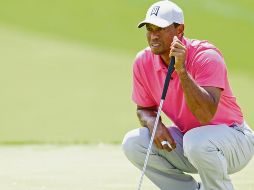 Paciente. Woods acarició la cima en Dublin, Ohio, pero afrontará la última ronda del Memorial Tournament en el séptimo puesto, a cinco golpes del líder, Bryson DeChambeau. AP/D. Dermer