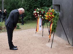 Steinmeier en el monumento a las víctimas homosexuales del Tercer Reich. AP / R. Hirschberger